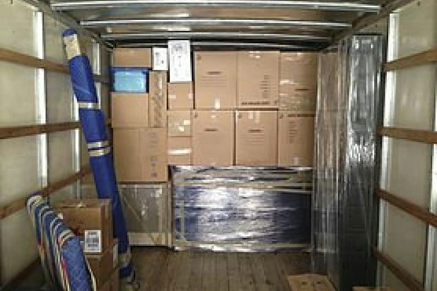 Camion de déménagement chargé avec des meubles protégés