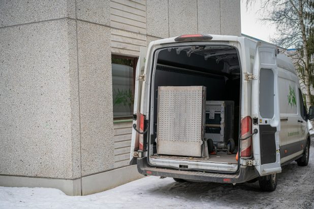 Camion de déménagement ouvert l’hiver